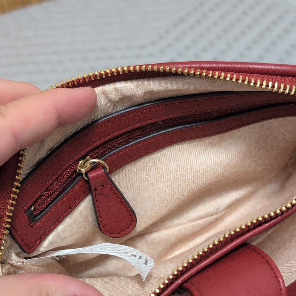 Elegant Red Crossbody Bag - Picture 5 of 9